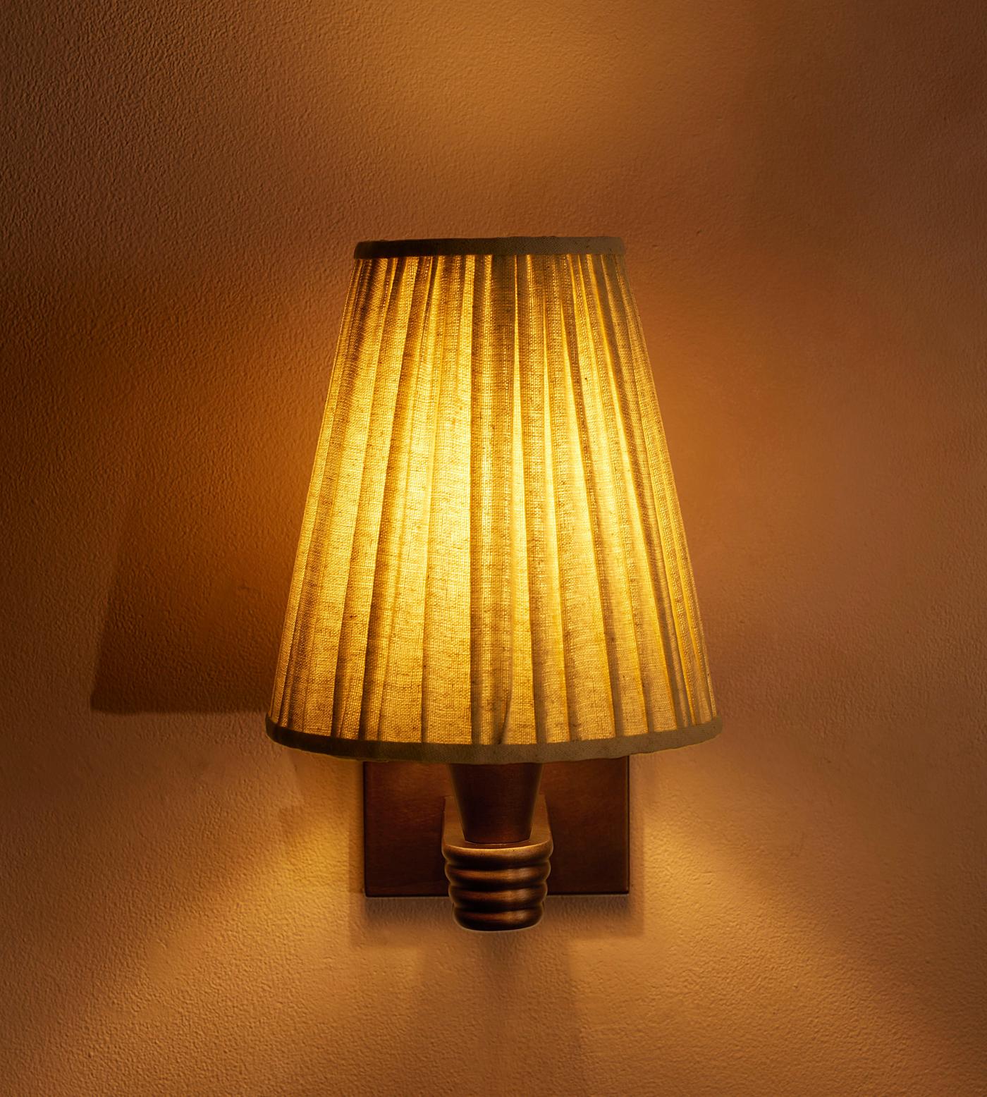 Viola Wall Light, Bronze